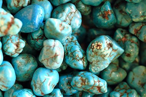 Gros plan sur une pierre de turquoise bleue aux veines caractéristiques