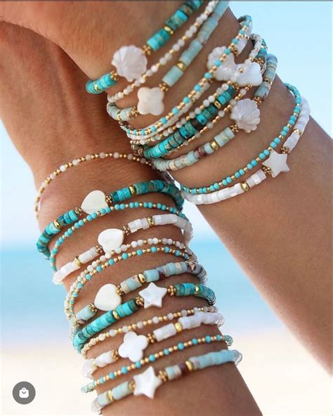 Collection de bracelets en turquoise, incluant des modèles en pierres rondes et des manchettes ethniques