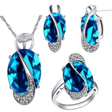 Assortiment de bijoux en turquoise : bague, collier, boucles d'oreilles et pendentif