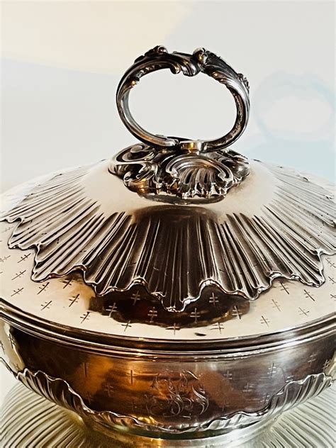 Poinçon d'une écuelle couverte en argent de Rouen, 1713