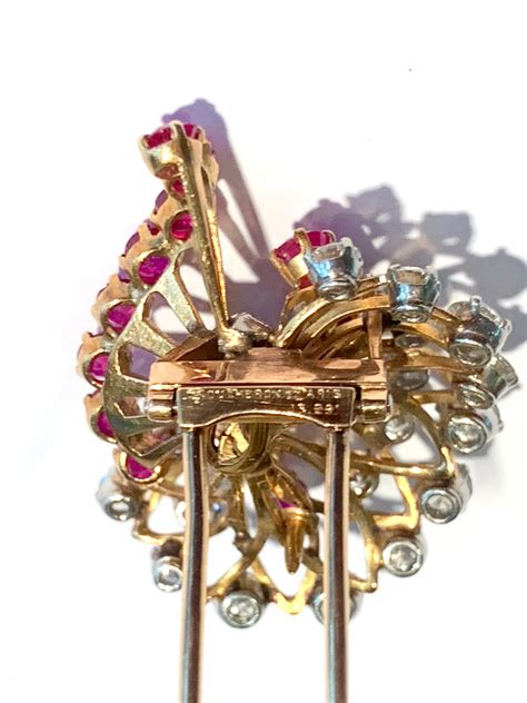 Photographie de la broche double clip Boucheron de 1944, ornée d'aigues-marines et de diamants.