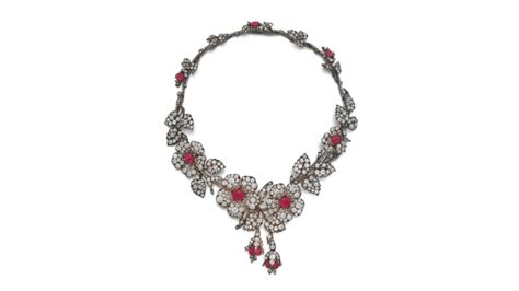 Dessin technique ou rendu 3D du collier transformable Boucheron, illustrant ses différentes configurations.