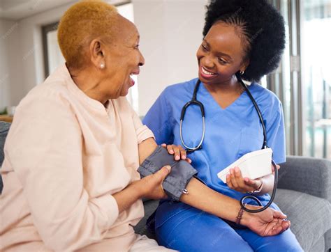 Infirmière dialoguant avec un jeune dans un cadre bienveillant