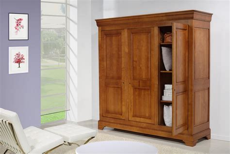 Armoire Louis Philippe en merisier massif avec des portes doubles et un intérieur aménagé