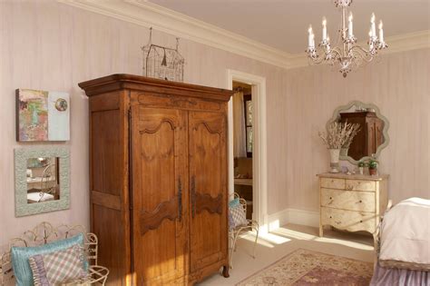 Intérieur d'une maison moderne avec une armoire Louis Philippe