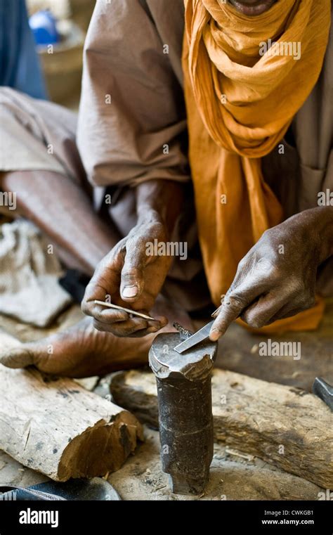 Artisan Touareg travaillant le métal pour créer des bijoux en argent