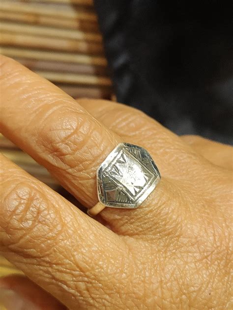 Gros plan sur une bague touareg en argent ornée de motifs géométriques