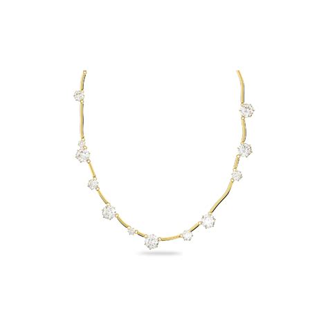Gros plan sur un collier doré Swarovski avec des cristaux scintillants