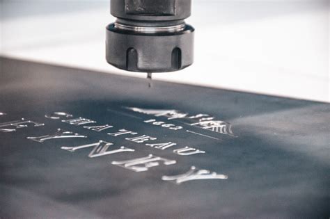 Image montrant un outil de gravure sur un bijou