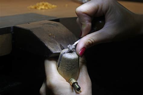 Bague en cours de finition avant sertissage de la pierre
