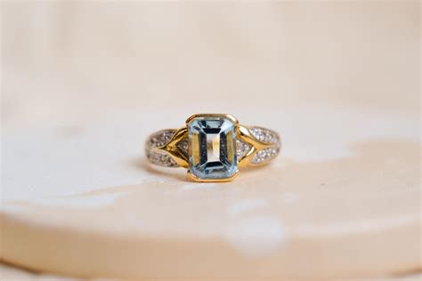 Bague argentée avec topaze swissblue sertie, vue de dessus