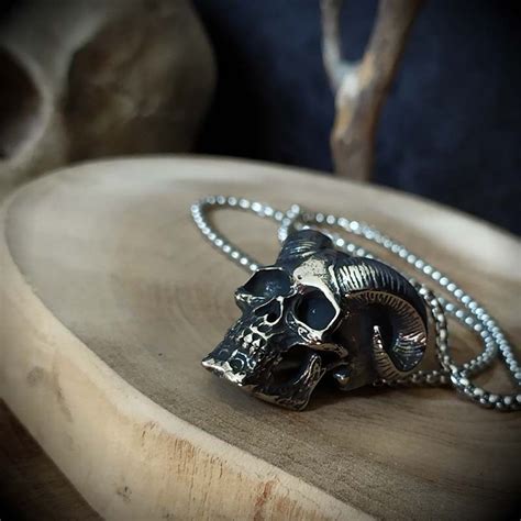 Photo d'un collier pendentif crâne 3D aux détails complexes, fabriqué avec des techniques d'impression 3D