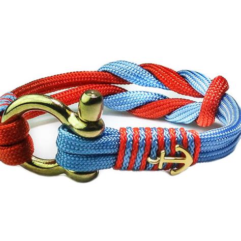 Collection variée de bracelets nautiques avec différents types de cordages, couleurs et fermoirs (ancre, manille, hameçon).