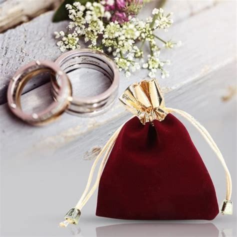 Exemple d'écrin et de pochette cadeau pour bijoux