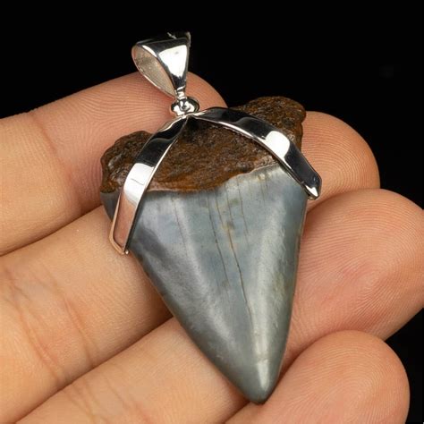 Pendentif requin en argent massif avec œil en diamant, disponible en plaqué or, rhodium et ruthénium