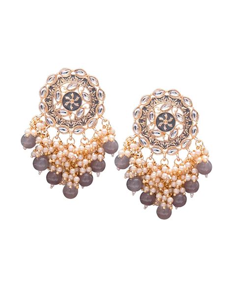 Photographie macro d'une boucle d'oreille Miu Miu complexe avec des cristaux et des perles