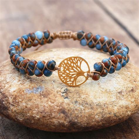 Gros plan sur un bracelet arbre de vie avec un placage or brillant.