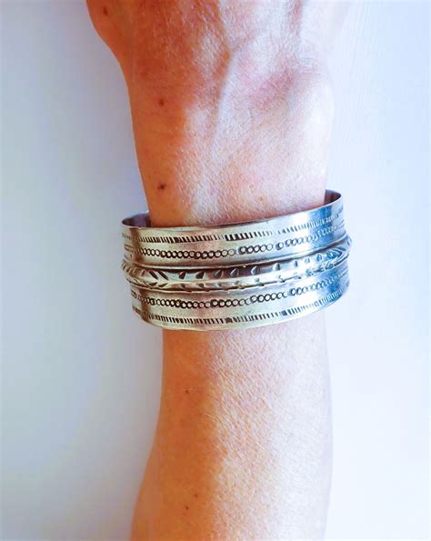 Photo d'un bracelet ethnique en argent et cuir, mettant en valeur l'alliance des deux matières et le travail artisanal.