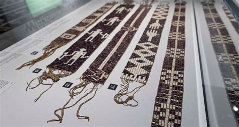 Illustration de colliers de wampum ornés de perles de verre