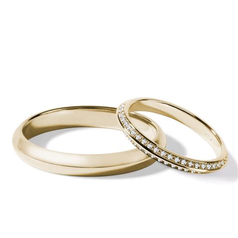 Comparaison côte à côte d'une alliance 3 anneaux simple en or et d'une alliance 3 anneaux sertie de diamants.