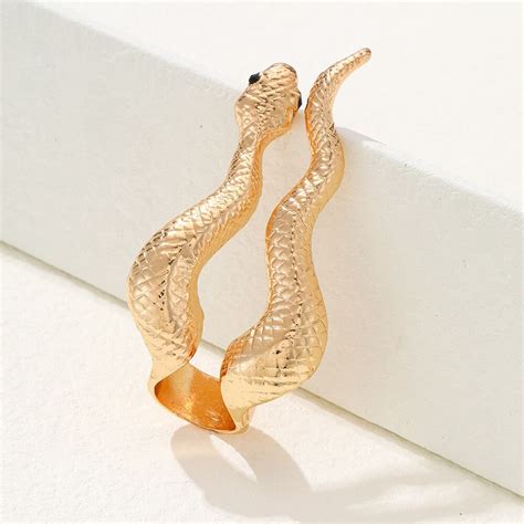 Représentation d'une armille en forme de serpent, typique du début du XIXe siècle.