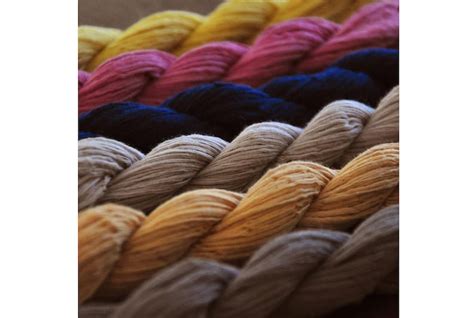 Fil de coton coloré préparé avec un nœud et fixé sur une table