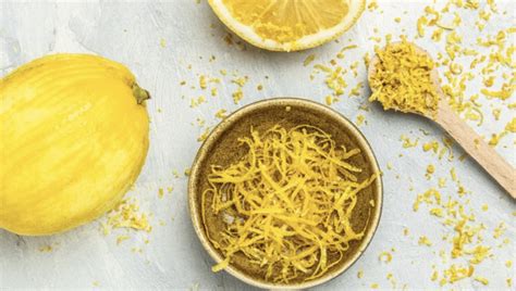 Une cocotte avec du lait, des zestes de citron et un bâton de cannelle