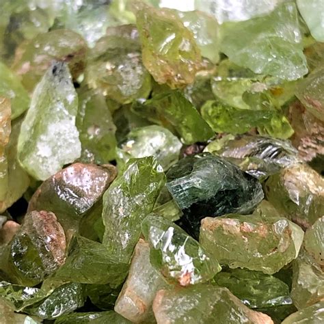 Schéma comparatif des teintes de péridot par rapport à l'émeraude et au jade