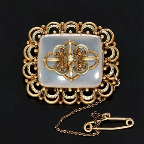 Illustration d'une broche victorienne ornée de péridots