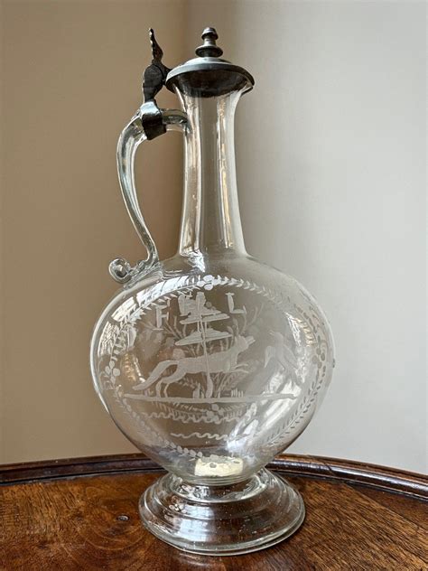 Aiguière en étain du XVIIIe siècle avec décor gravé et poinçon de maître