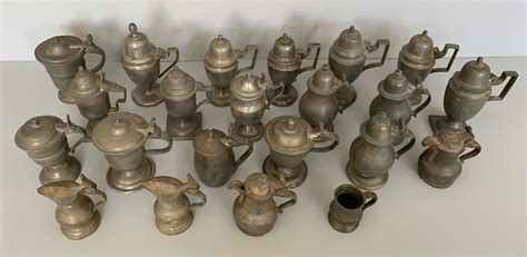 Collection de pichets et chopes en étain de différentes époques et régions