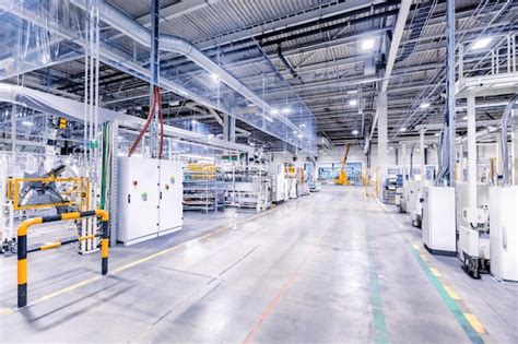 Intérieur d'une usine Pandora en Thaïlande, montrant des employés travaillant avec précision sur des bijoux.