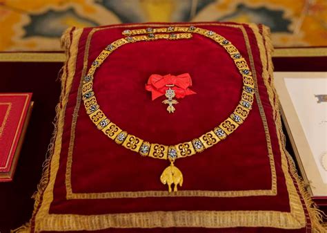 Schéma de l'affaire du collier de la Toison d'Or, illustrant les principaux protagonistes et les étapes de l'escroquerie.