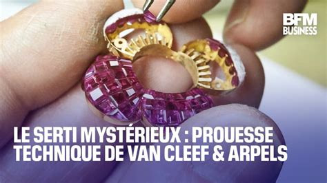 Démonstration de la technique du serti mystérieux par Van Cleef & Arpels