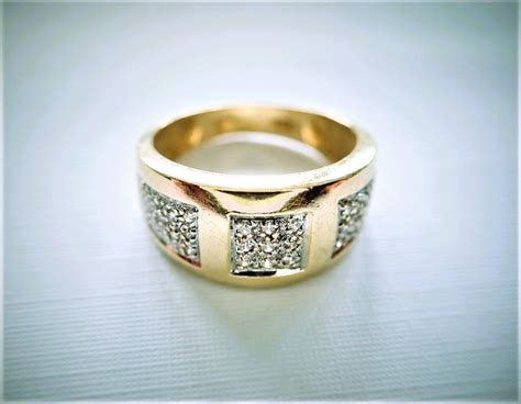 Photographie macro d'une bague jonc sertie de diamants