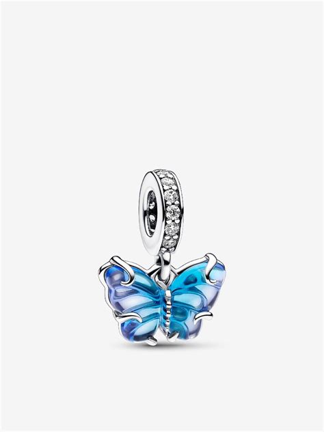 Collage de différents types de charms Pandora : espaceurs, Murano, pendentifs, thématiques (amour, voyage)