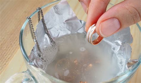 Image montrant un avant/après du nettoyage d'un bracelet Pandora avec un chiffon à polir