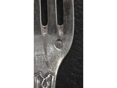 Gros plan sur le poinçon Minerve sur une fourchette en argent