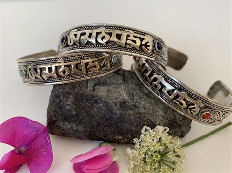 Exemple de superposition de colliers et bracelets en métal argenté