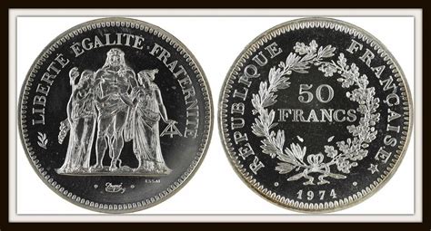 Gros plan sur une pièce de joaillerie en argent, mettant en valeur les détails de la texture
