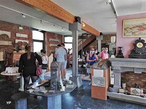 Intérieur du Musée du marbre et de la pierre bleue à Bellignies, exposant des objets en pierre bleue