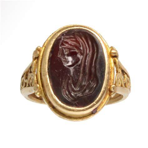 Bague sigillaire médiévale utilisant une intaille antique.
