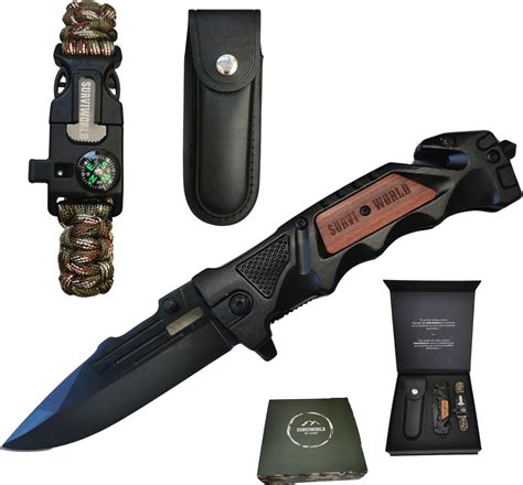 Photographie d'un yatagan avec des couteaux, exemple de cadeau militaire.