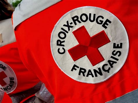 Illustration de Babouchka distribuant des jouets aux enfants dans un paysage enneigé.