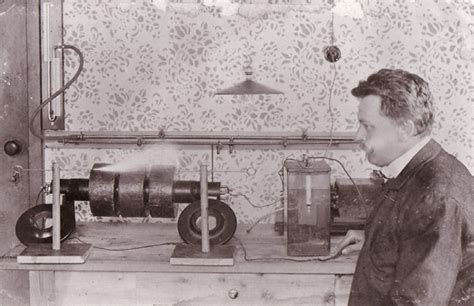 Portrait de Daniel Swarovski et illustration de sa machine à tailler le cristal