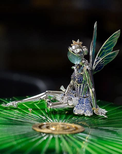 Une création Van Cleef & Arpels représentant une fée ou une ballerine avec des éléments horlogers.