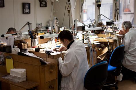 Atelier d'un joaillier Van Cleef & Arpels travaillant sur une pièce complexe.