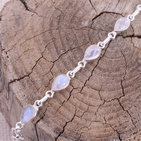 Collection de bijoux en argent et pierre de lune : bagues, boucles d'oreilles, pendentifs