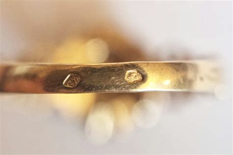 Image macro d'un poinçon trèfle sur une bague en or 9 carats