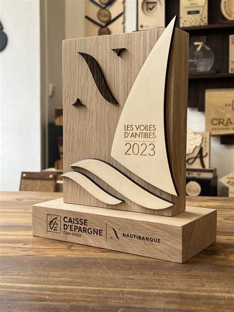 Illustration d'un trophée en bois avec un design moderne